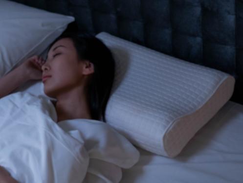 Vrouw slaapt op ergonomisch hoofdkussen