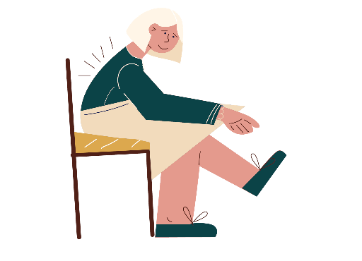 Vrouw zit op stoel met zitkussen tegen pijnlijke rug