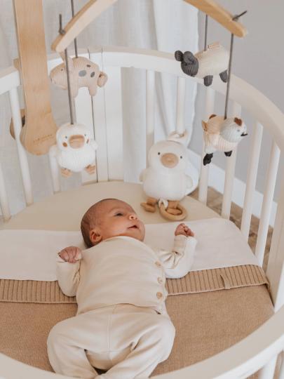 Bamboom Houten muziekmobiel met gebreid speelgoedjes (De Boerderij)